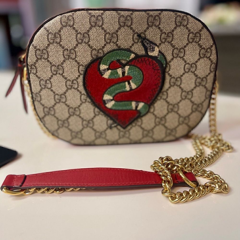 GUCCI GG Supreme Monogram Kingsnake Heart Embroidered Mini Chain Shoulder Bag.